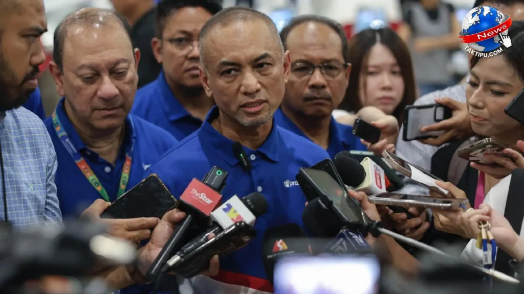 Stesen moden Laluan LRT Shah Alam dipenuhi penumpang pada hari pertama operasi