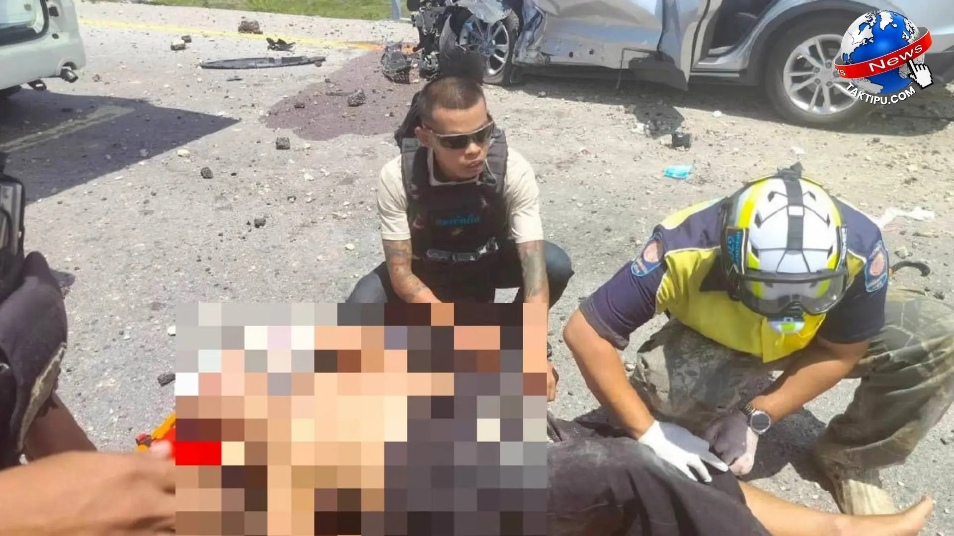 Petugas penyelamat sedang memberikan rawatan kecemasan awal kepada mangsa berstatus Rakyat Malaysia cedera di tempat kejadian