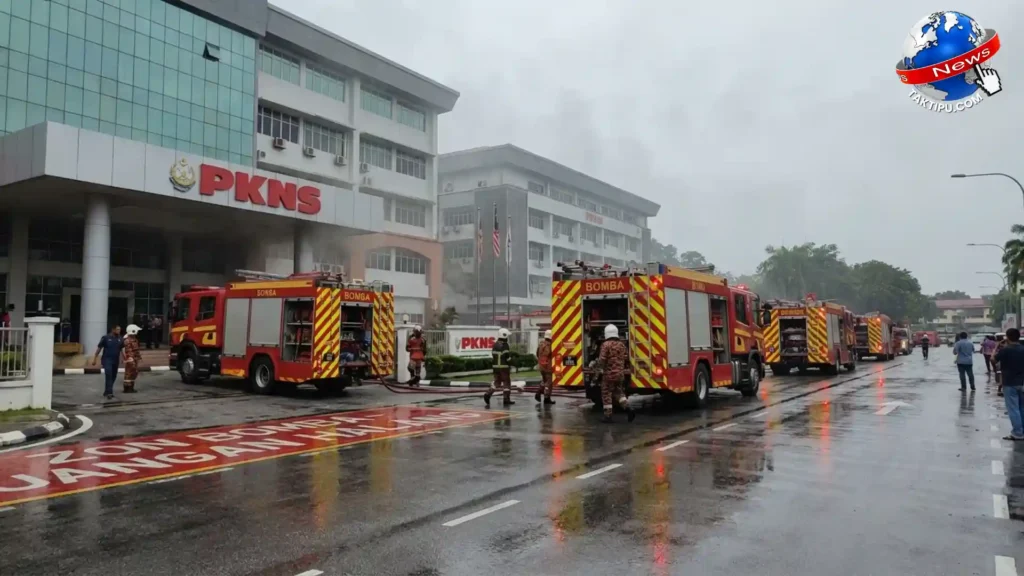 Keadaan pasukan penyelamat mengendalikan kes bilik penghawa dingin Kompleks PKNS terbakar di Seksyen 14 Shah Alam