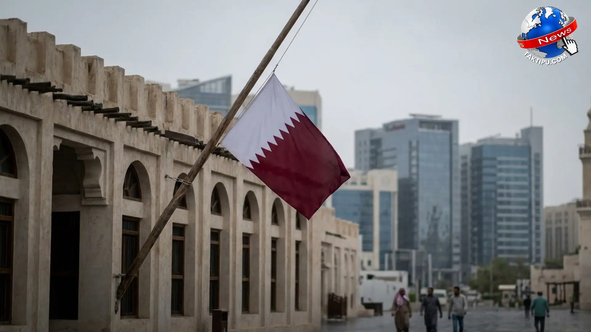 Gambar foto realistik bendera Qatar berkibar separuh tiang di atas bangunan rasmi sebagai tanda duka susulan berita pemergian Sheikh Hamad.